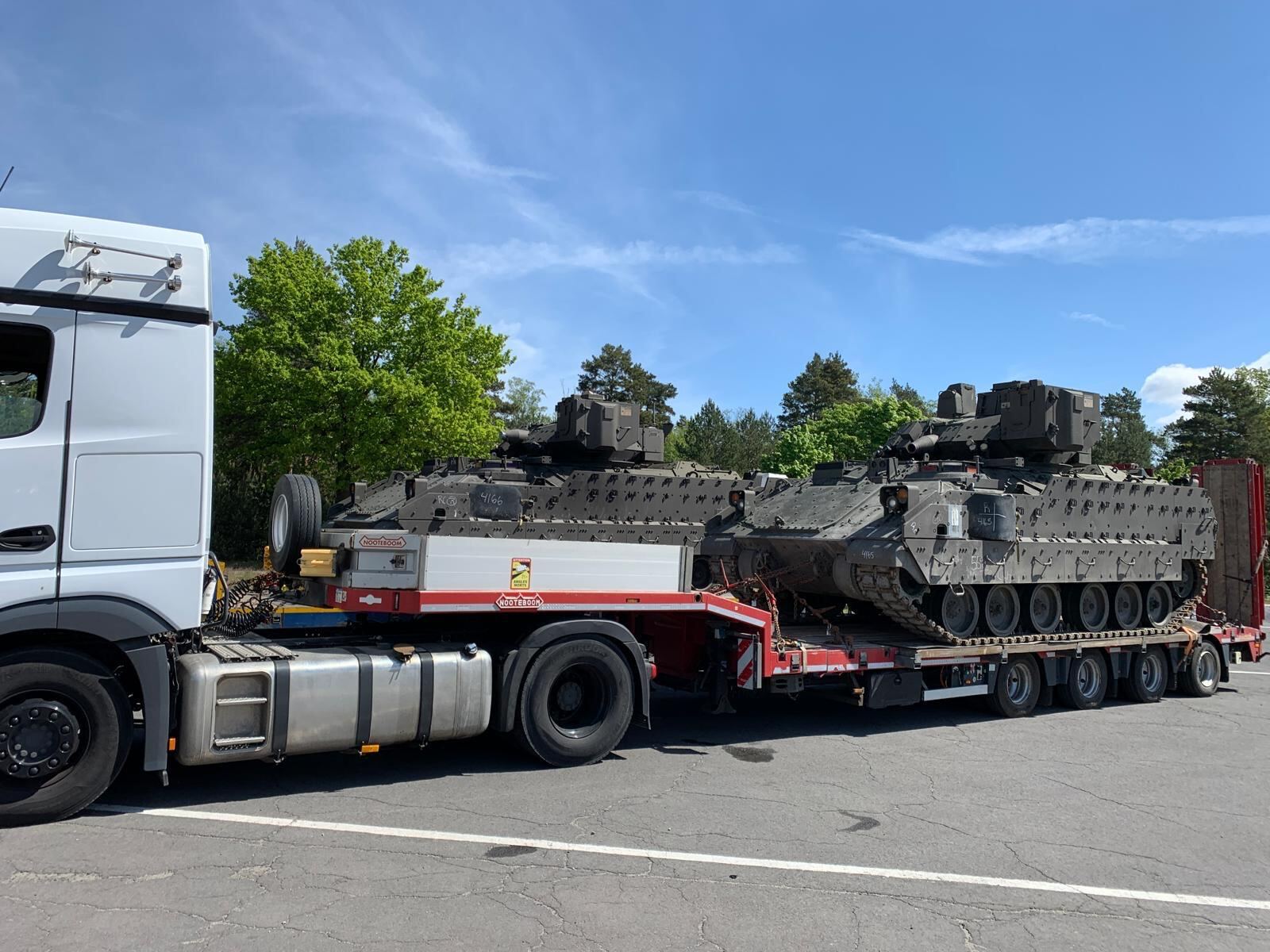 Infantry fighting vehicle on a four-axle lowloader